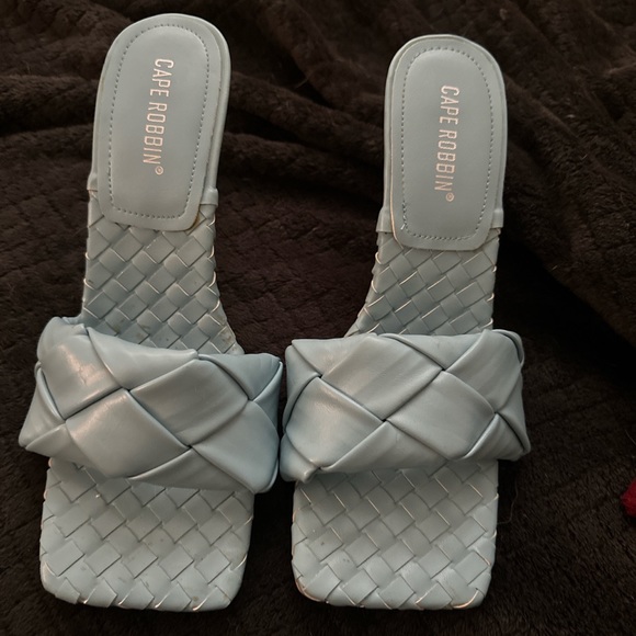 Cape Robbin Heels - Picture 2 of 3